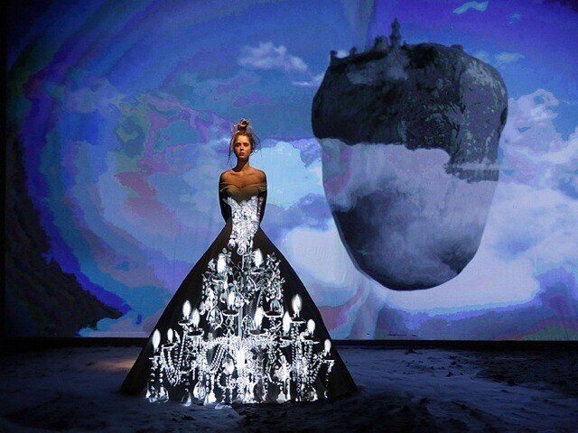 Projection mapped dress by Franck Sorbier